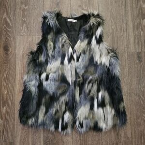 Shoe Dazzle Monochrome Faux Fur Vest
